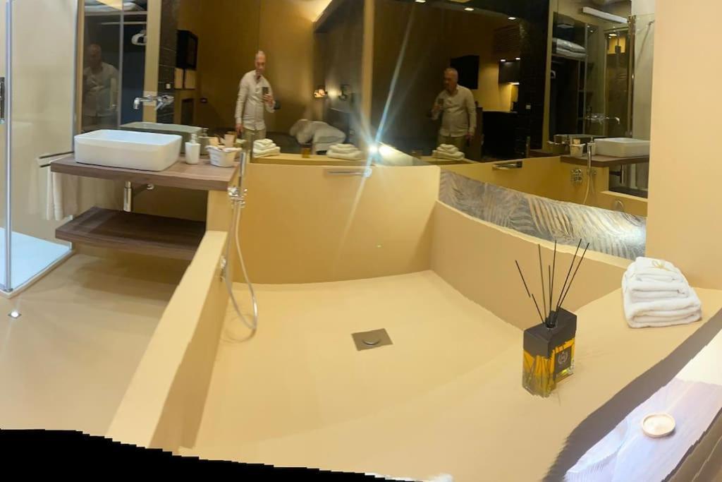 Montesantogroup Suite House Nel Centro Di Napoli Luaran gambar